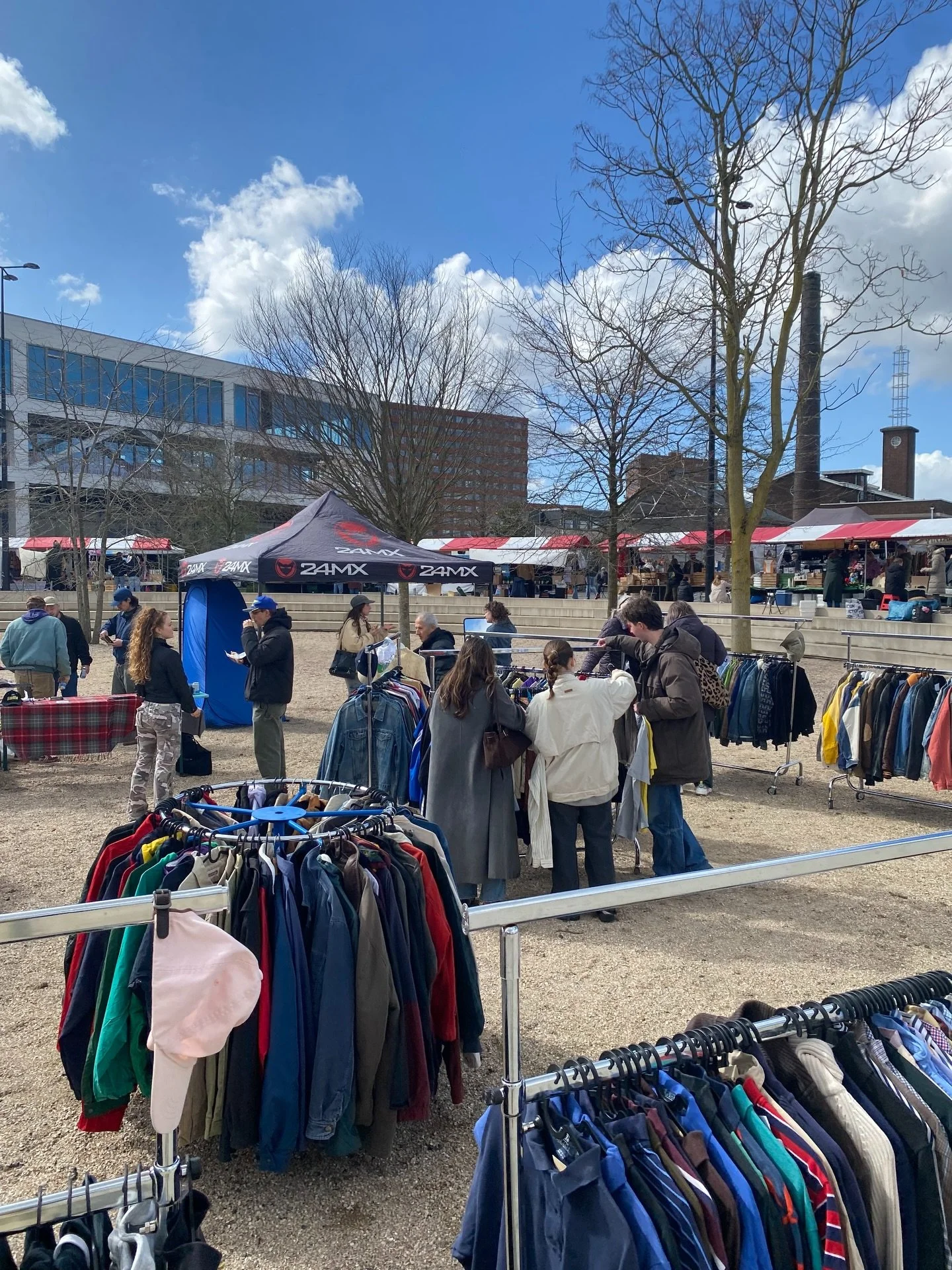 Gister was er eentje hoor&hellip; 💨
Half Nederland waaide weg, maar jullie stonden er gewoon. Braaf 🐕

Veel mooie items hebben weer een nieuw baasje gevonden, daar doen we het voor ✨

Thanks voor alle love, energie en support!
Volgende week gaan we