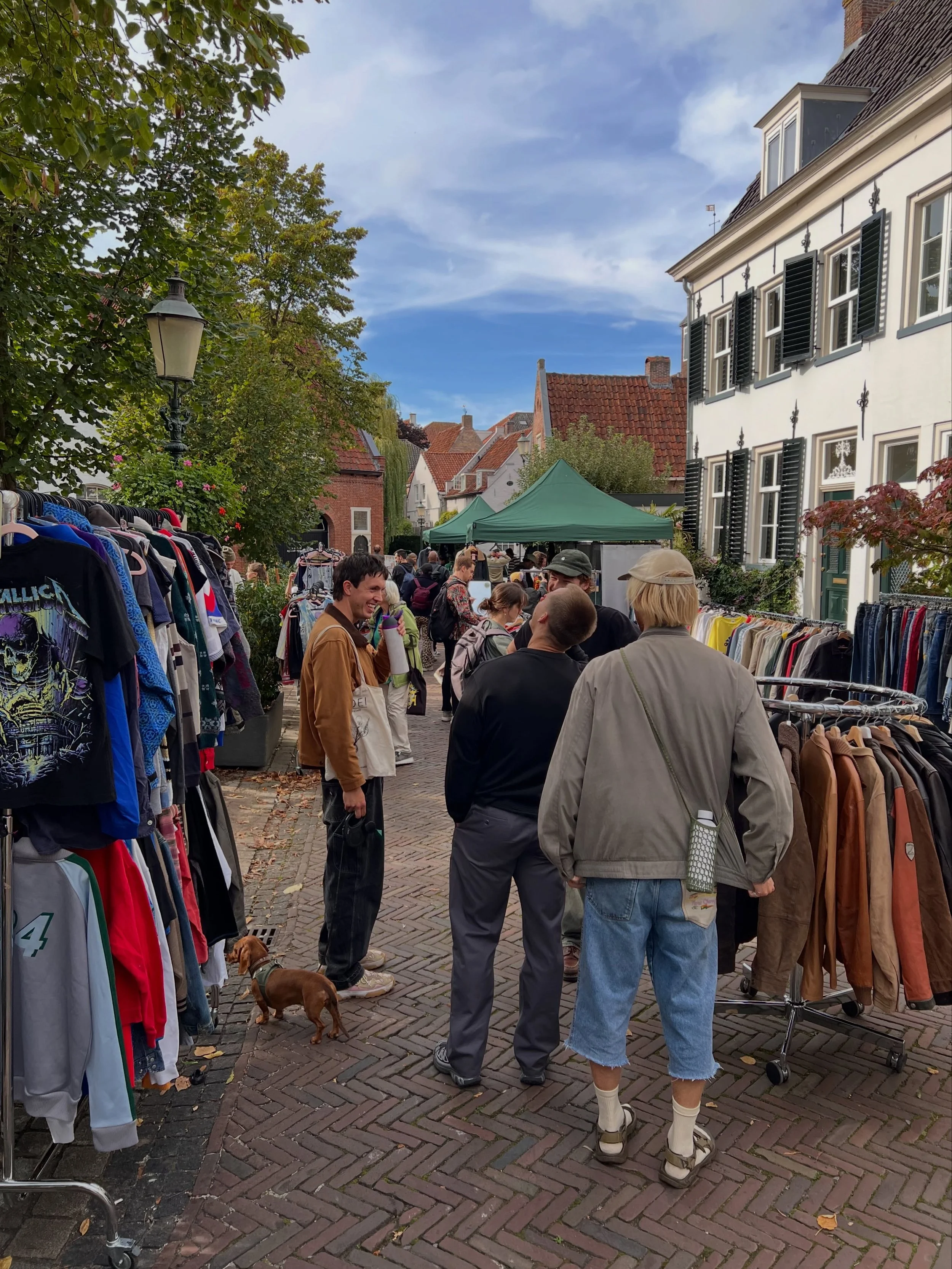 Tot zover het weekend op de Appelmarkt bij @dedikkekoning. 

We staan er vandaag weer tot 18:00 met LP&rsquo;s, Afrikaanse kunst van @pangeaexoticart en @rein_klomp 

Dus we zien je zo!🍏