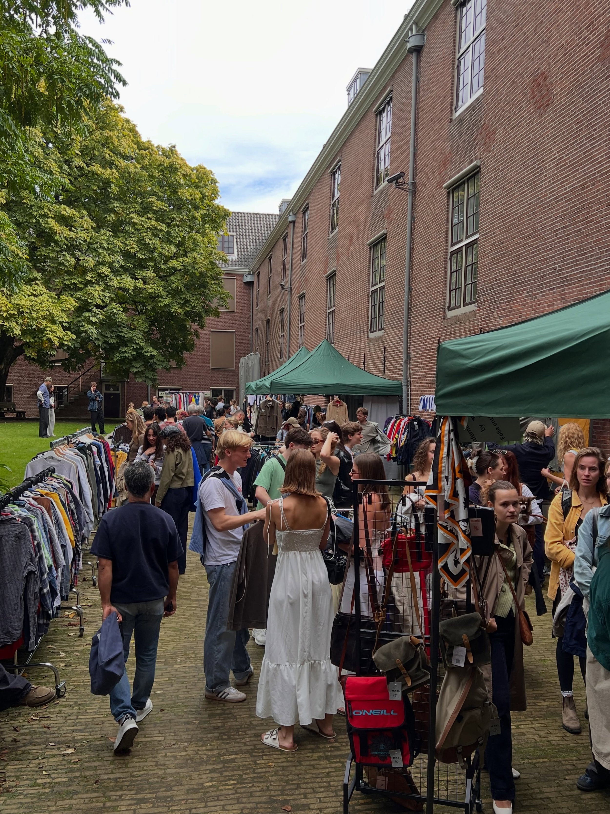 Yesterday turned out beyond great. It was amazing to see so many people come down and enjoyed the market. Big ups to everyone that came down! 🙌🏻

Huge thank you to @hart.museum for allowing us to host this even, @atelieramsterdamoffline for the up 