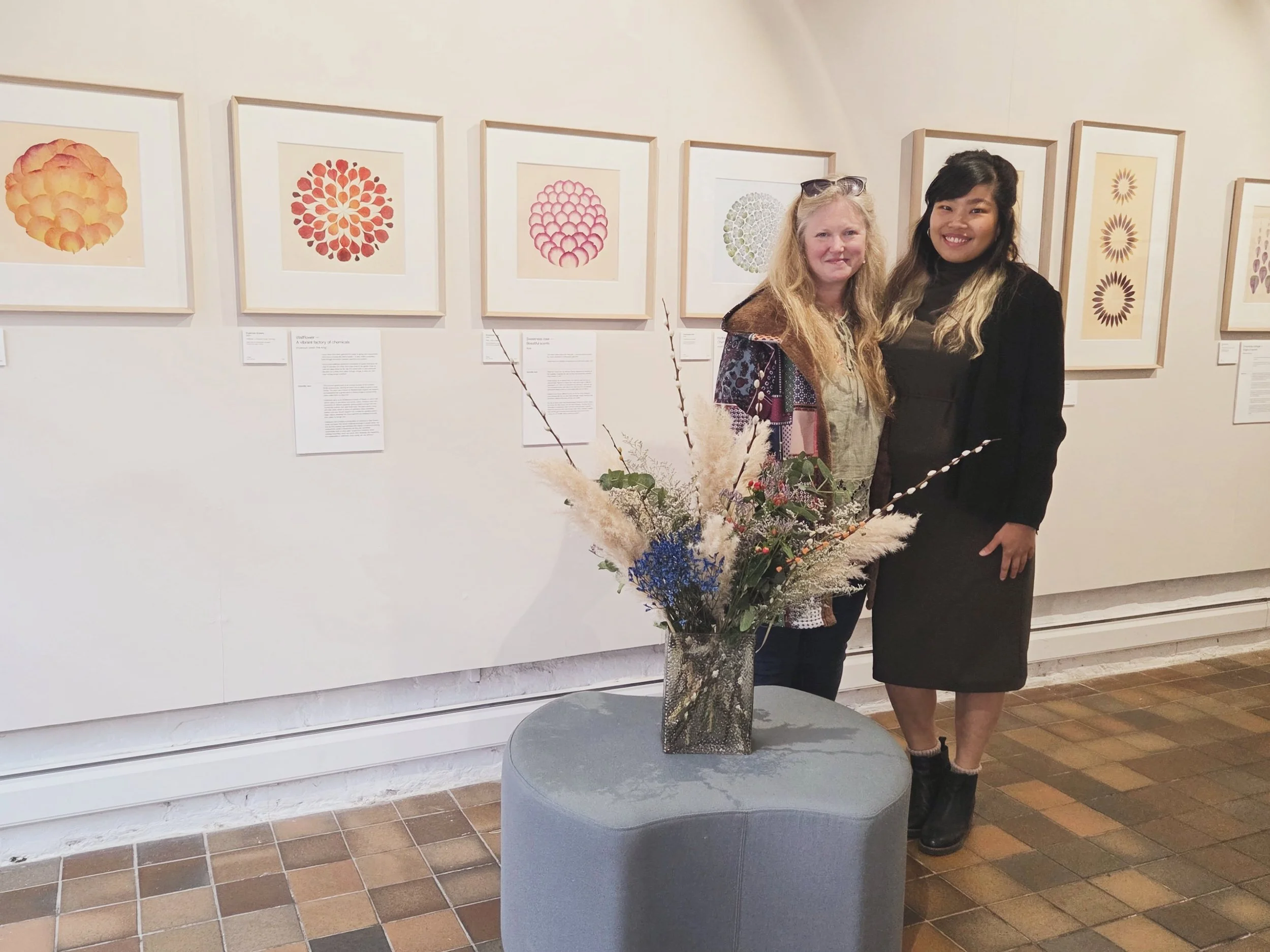 The 'Pressed Impressions' exhibition is now live and for the opening I received the most gorgeous, impressionistic dried flower bouquet from @bewdleyblooms ! Thank you so much, Kat. Thrilled to be right next door to you. 😍💐