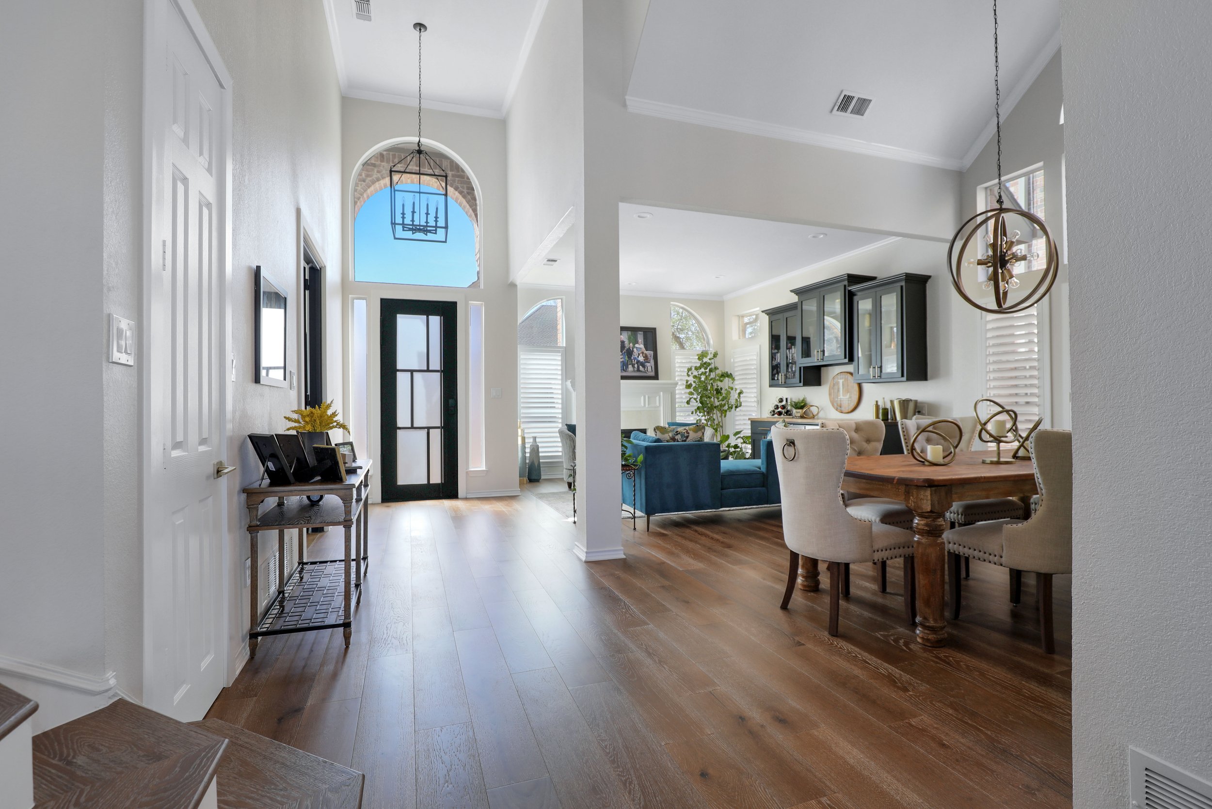 European White Oak Flooring – McKinney, TX
Wide-plank Shaw Castlewood European White Oak (Trestle) enhances the home’s architecture with rich natural tones and a refined, modern aesthetic.