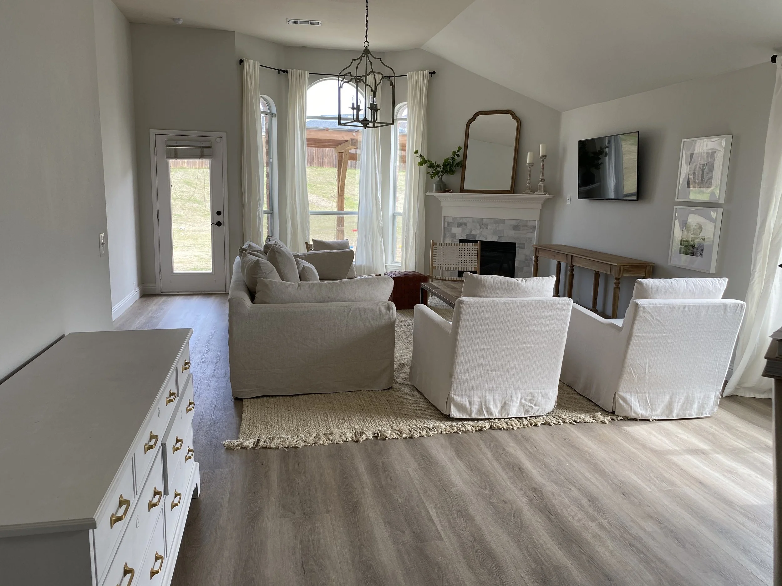 Luxury Vinyl Floor Upgrade – McKinney, TX
The homeowner replaced dark tile flooring with light luxury vinyl plank to create a brighter, warmer space that is easier to maintain and more comfortable for everyday living and pets.
