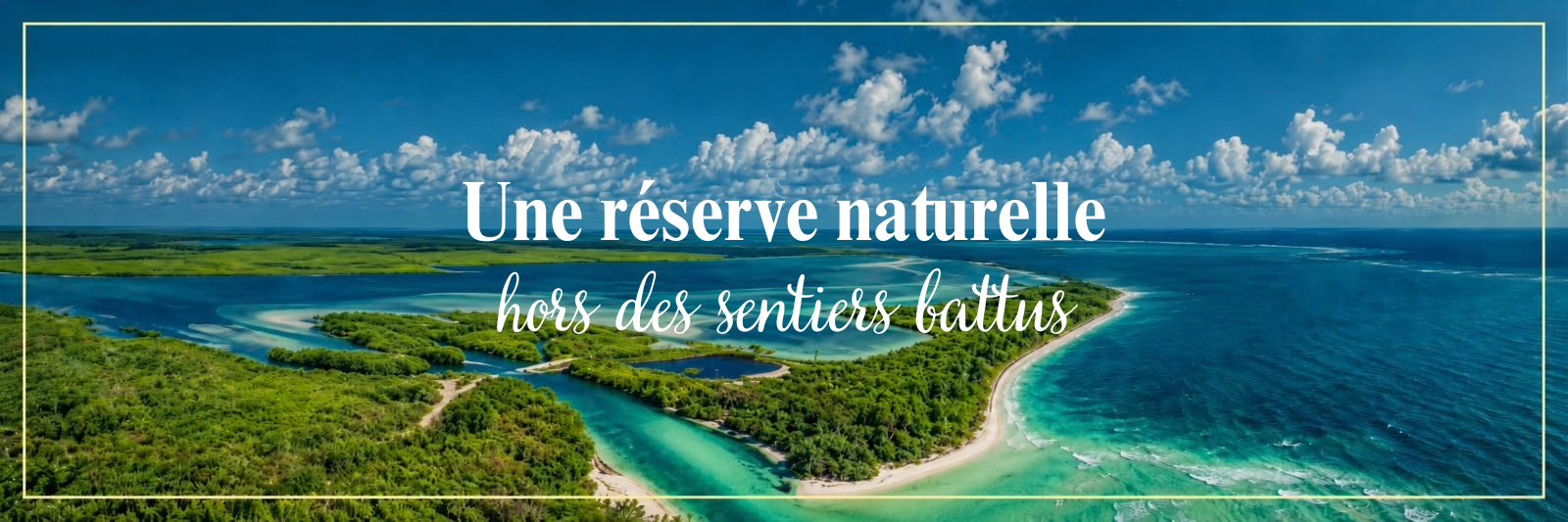 Vue aérienne d'une réserve naturelle avec des eaux turquoise, des plages et une végétation dense, sous un ciel partiellement nuageux.