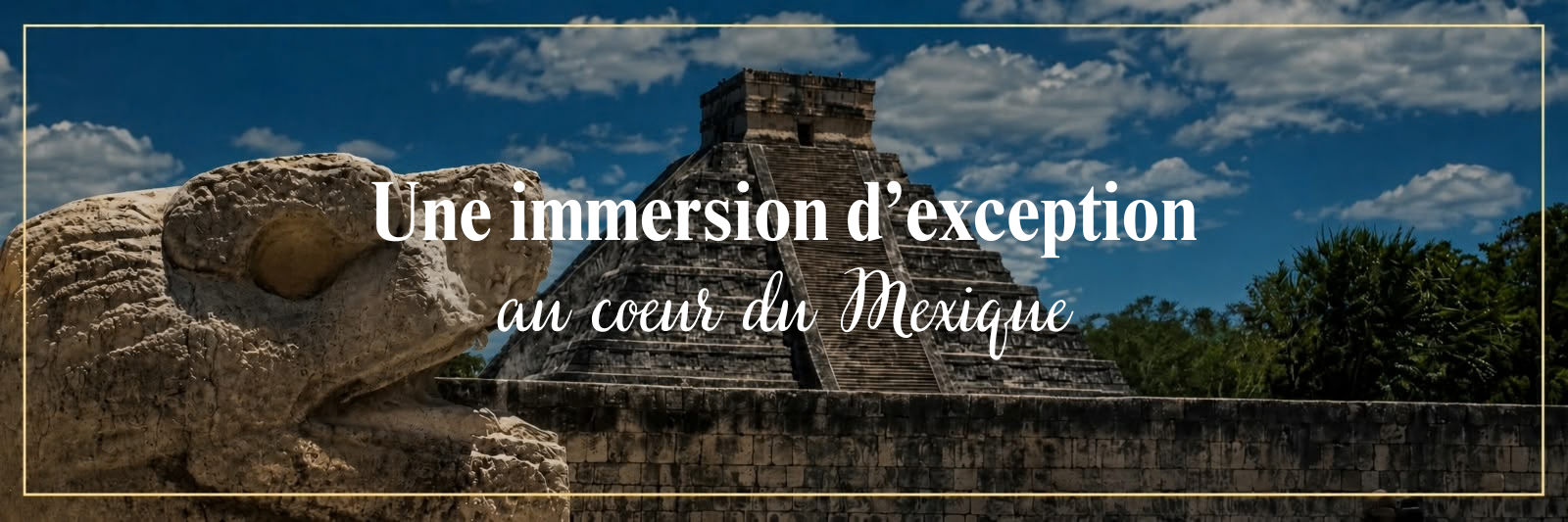 Vue du site archéologique maya de Chichen Itza au Mexique avec une sculpture en forme de jaguar et une pyramide au centre, sous un ciel bleu avec des nuages.
