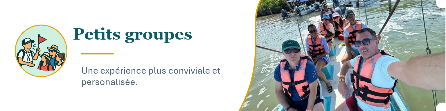 Groupe de personnes faisant une excursion en bateau sur un lac, portant des gilets de sauvetage