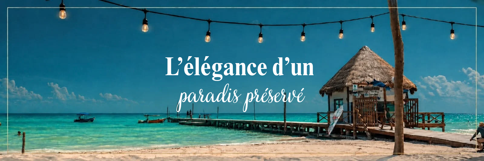 Une plage tropicale avec de l'eau turquoise, un pont en bois menant à une cabane en toit de chaume, des lampes suspendues, un ciel bleu avec quelques nuages, des personnes profitant de la vue et des bateaux dans la mer.