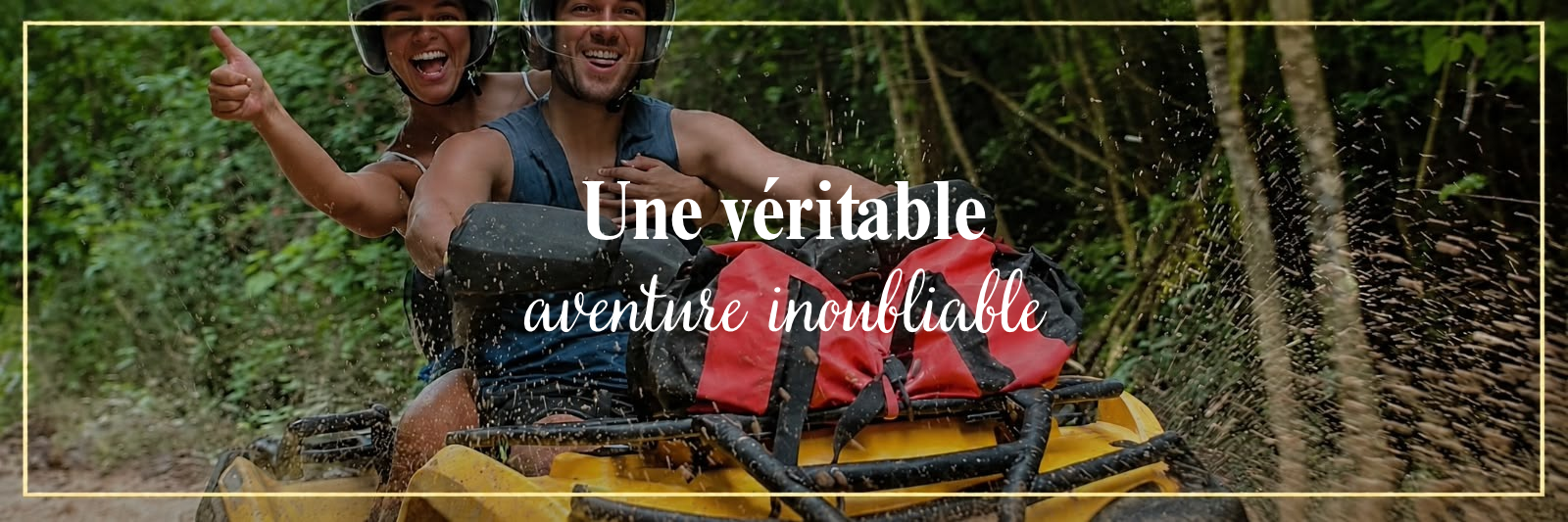 Deux personnes faisant une activité de quad dans une forêt verte, souriant et semblant s'amuser.