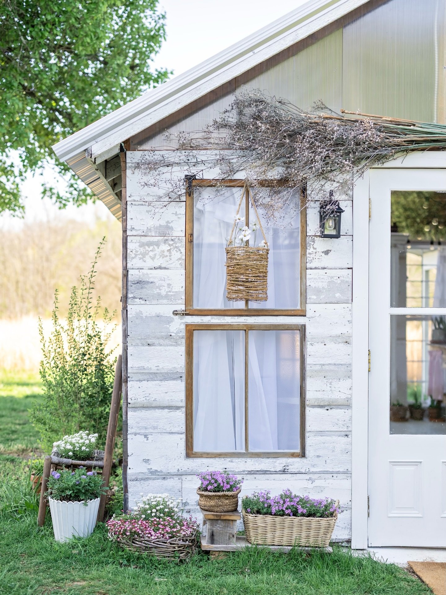 I recently had the opportunity to meet Ashley and tour @theholmsteadstudio. The Holmstead Studio is a beautiful photography session location for families of Knoxville, TN. From rustic cottage vibes, to porch swings and tree swings, to grassy fields a