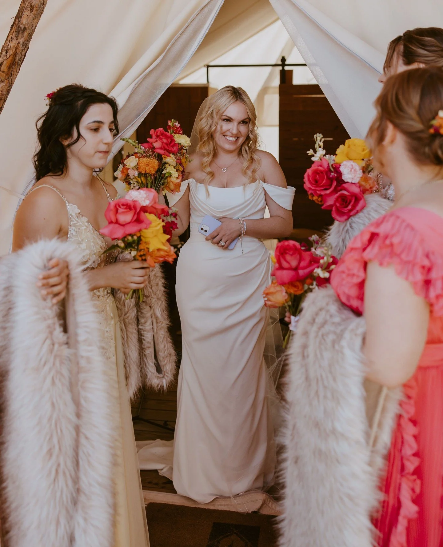 I feel bad for anyone who wasn't invited to Carl &amp; Elizabeths wedding because it was truly an epic destination wedding celebration in the most colorful way💕
⁠
Planning + Design: @sunrae.planning ⁠
Photo: @emilydawnphoto⁠
Venue: @undercanvasoffic