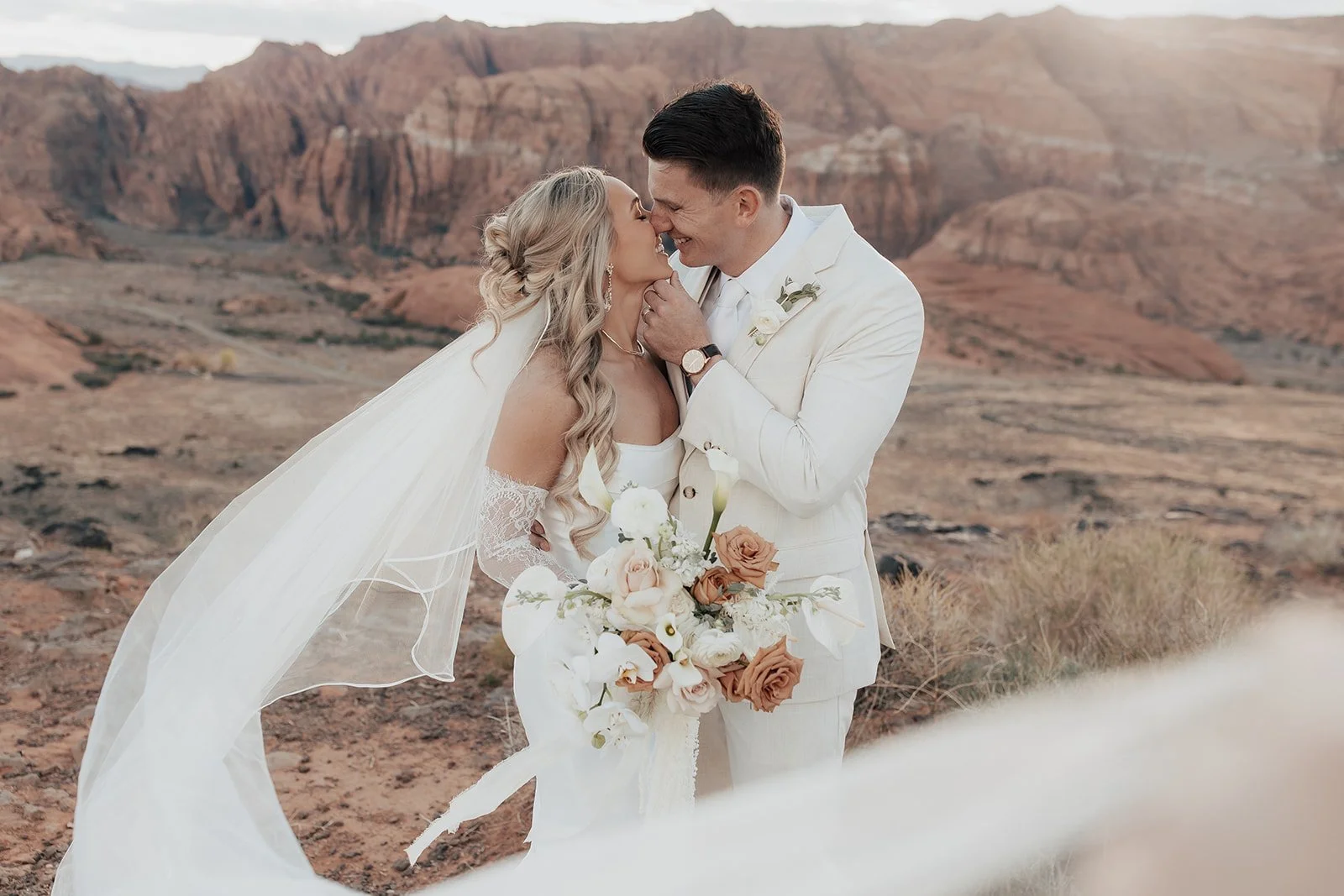 Las Vegas Wedding Planning Checklist: what to book &amp; when