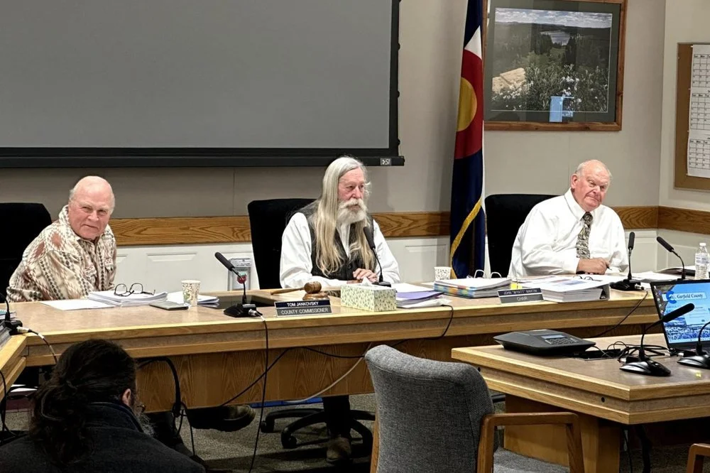Will the Garfield County sheriff arrest you for carrying graphic novels in public? No, not really