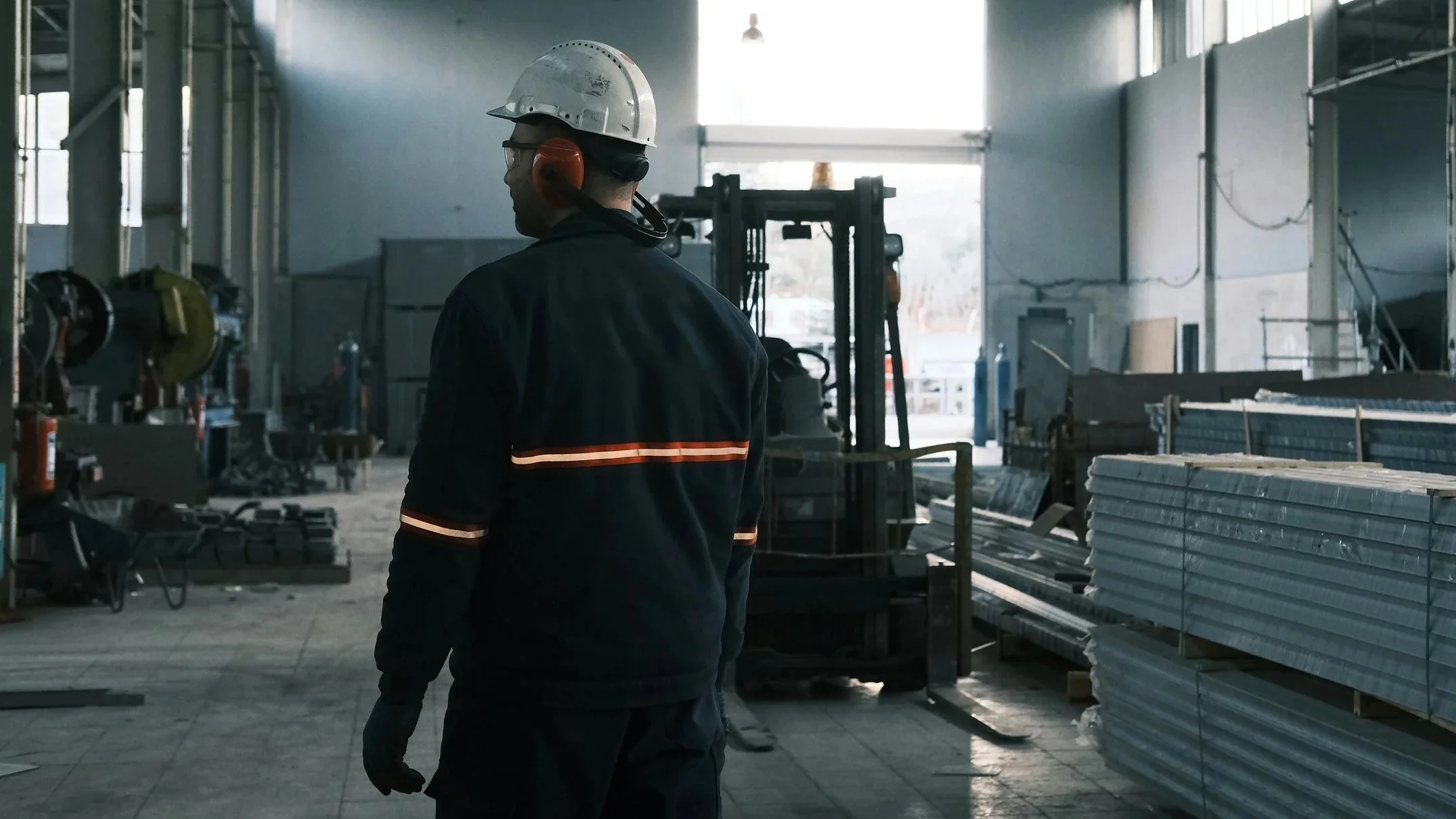 Technicien industriel face à un équipement en usine de production au Maroc