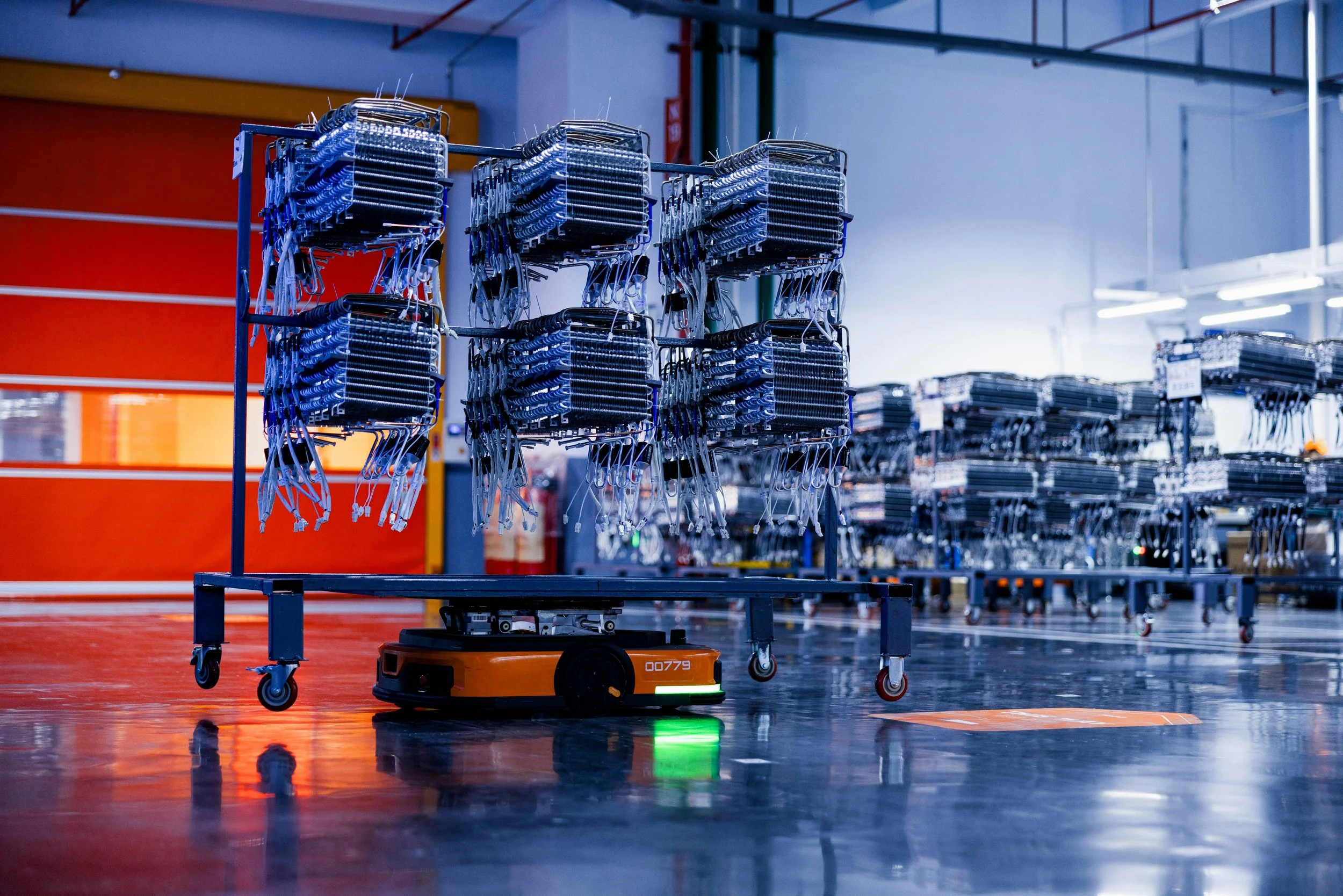 robot industriel transporte des boîtes