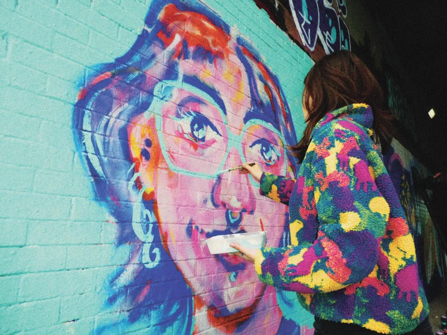 @tarakoala painted my face and i took photos of her doing it!! 👩&zwj;🎨
(coolest birthday present anyone&rsquo;s ever gotten me!!)
