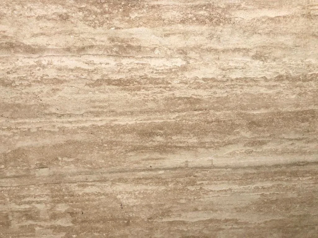 Superficie de mármol de color beige con vetas horizontales.