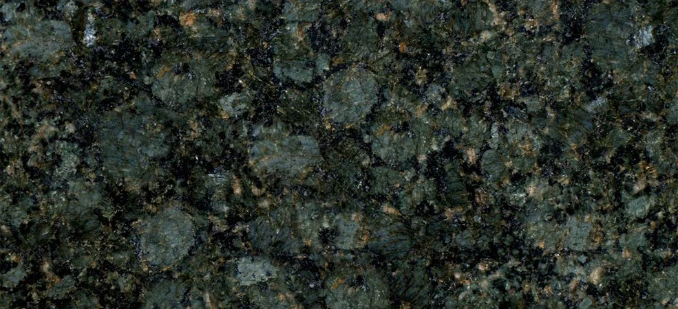 Vista cercana de granito oscuro con patrones variados.