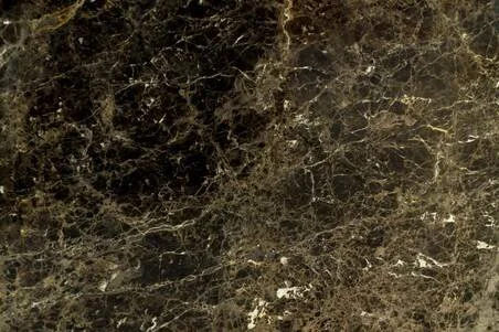 Superficie de mármol marrón oscuro con vetas doradas y blancas