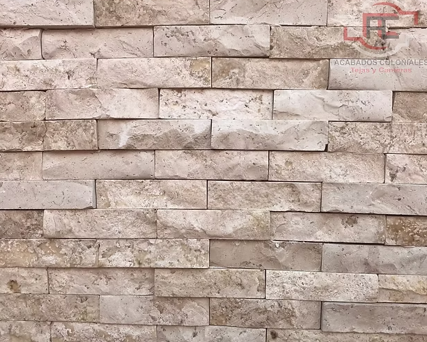 Pared de piedra decorativa con textura rugosa y tonos beige.