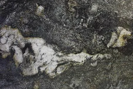 Roca y tierra con una grieta blanca en medio.
