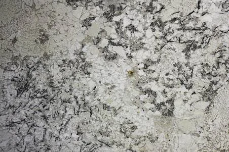Superficie de concreto con manchas y marcas negras.