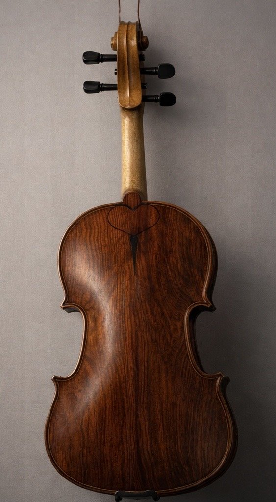 Amadea was built from decades-seasoned wood and assembled with the discipline fine bespoke work requires: not only beauty, but continuity, stability, and tonal purpose. It is an instrument shaped to remain expressive, serviceable, and visually distin