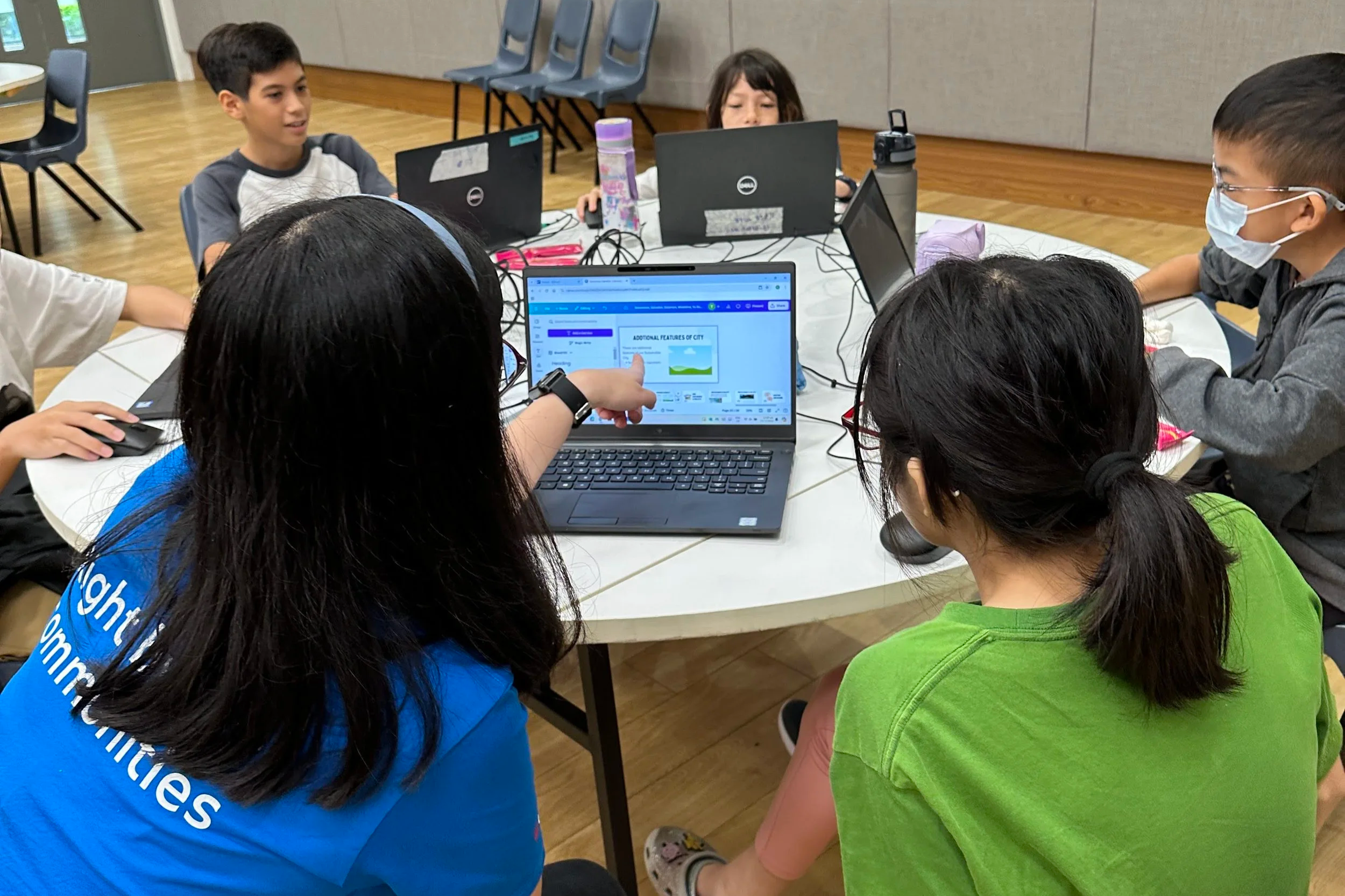 volunteer_helping_student_with_their_canva_minecraft_presentation