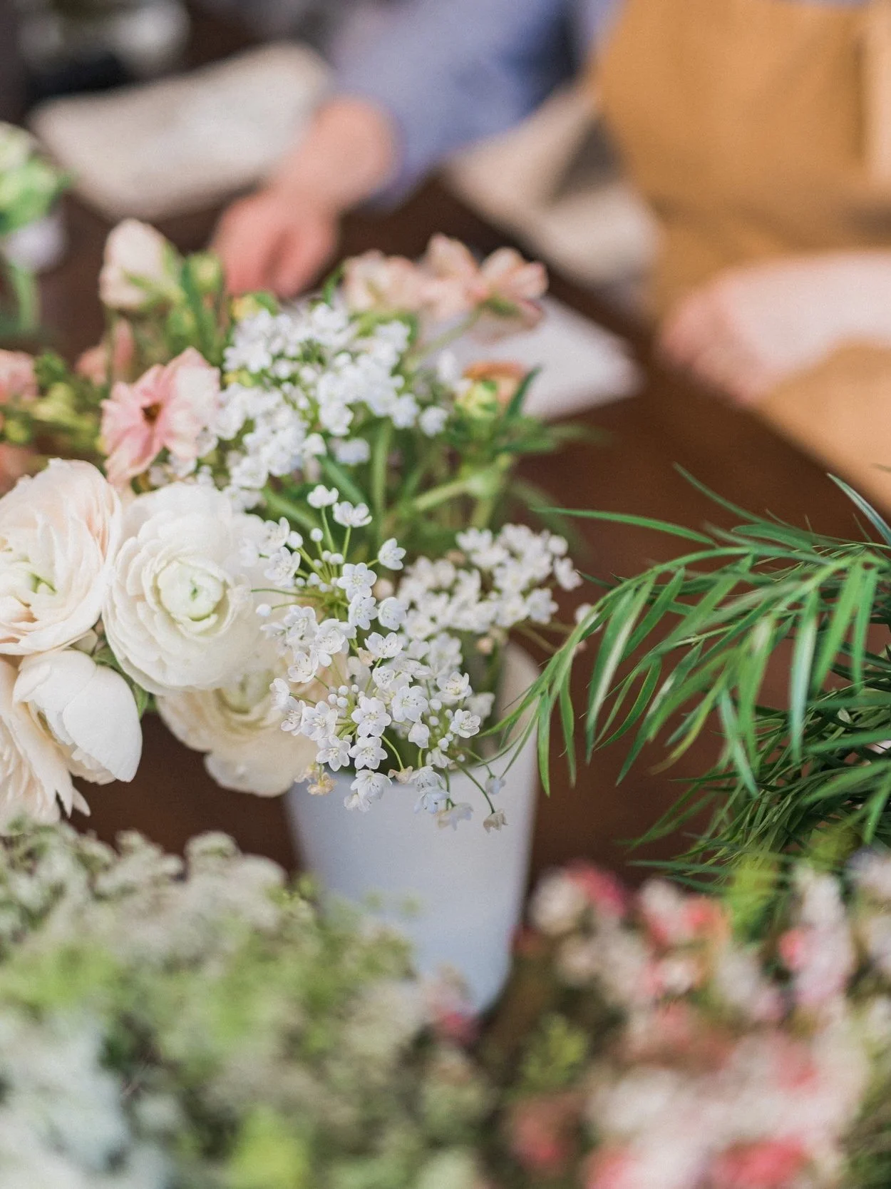 White flowers in a vase for a Twig & Bloom flower workshop in Saskatoon.
