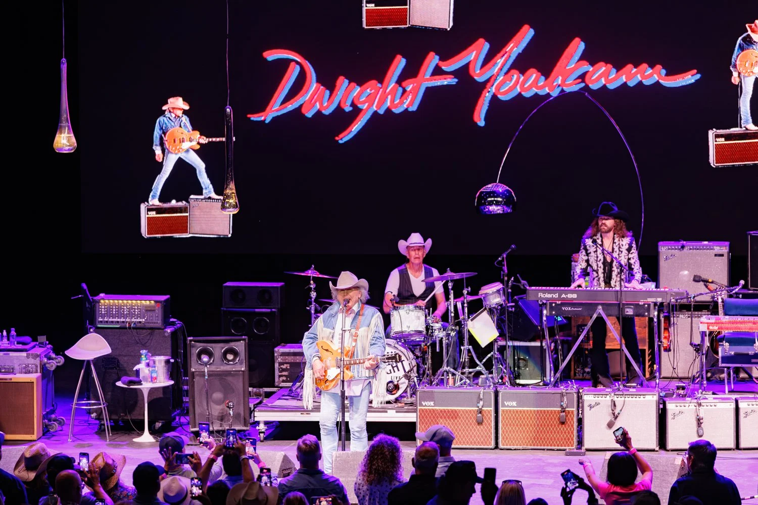 Dwight Yoakam Brings Country Roots To Pacific Amphitheatre