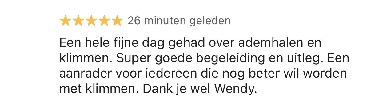Review met vijf sterren en tekst over het ervaren van een fijne dag met ademhalen en klimmen, begeleid door Wendy.