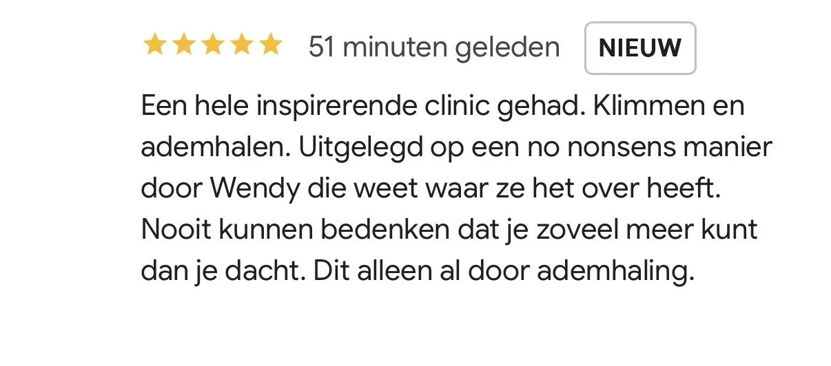 Recensie met vijf sterren en de tekst '51 minuten geleden, NIEUW'. Beschrijving van een inspirerende kliniek waar ademhaling centraal staat.