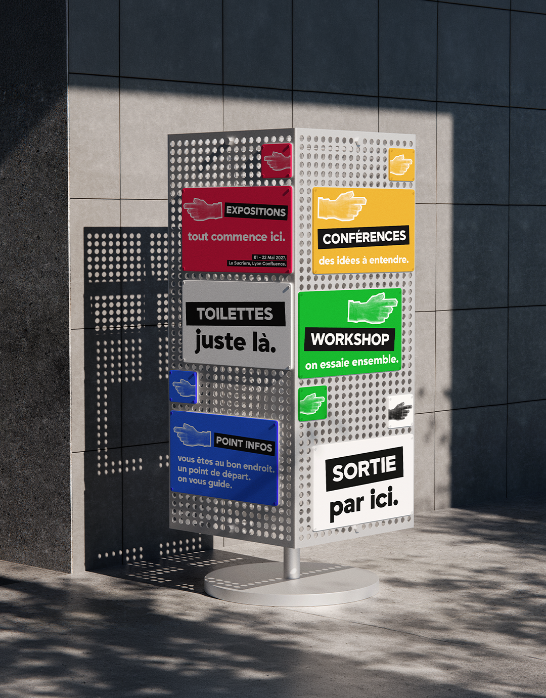 Une armoire d'information colorée avec des panneaux en français indiquant différents lieux et activités, y compris expositions, conférences, toilettes, points d'informations, atelier et sortie.