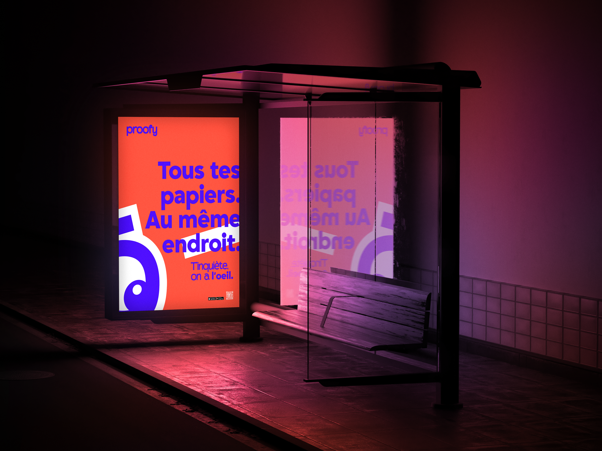 Une scène de nuit avec un abribus illuminé affichant une publicité en français, accompagnée d'une vitre réfléchissante et d'un banc en bois.