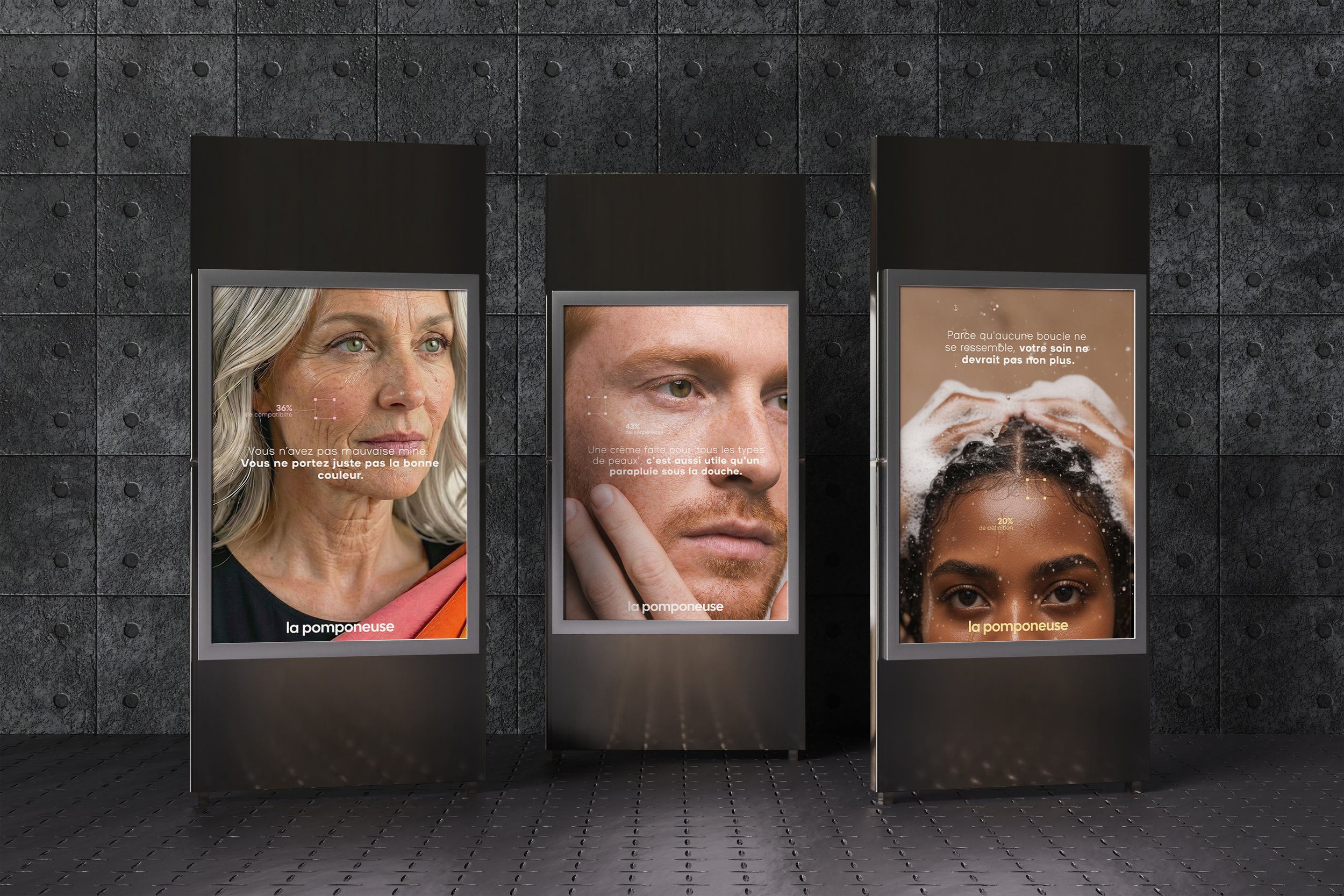 Trois affiches publicitaires sur un mur sombre, présentant des visages de personnes différentes avec des textes en français sur la peau et les soins de la peau.