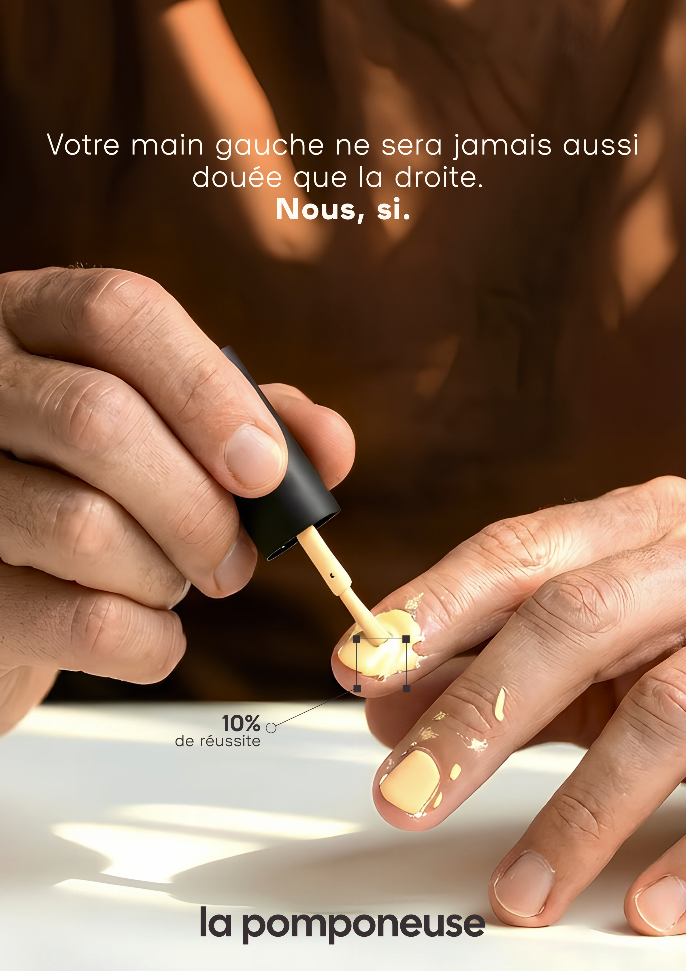Une personne applique du vernis à ongles beige sur son ongle, avec du texte en français indiquant que la main gauche n'est jamais aussi douée que la droite, et mentionnant 'Nous, si'.