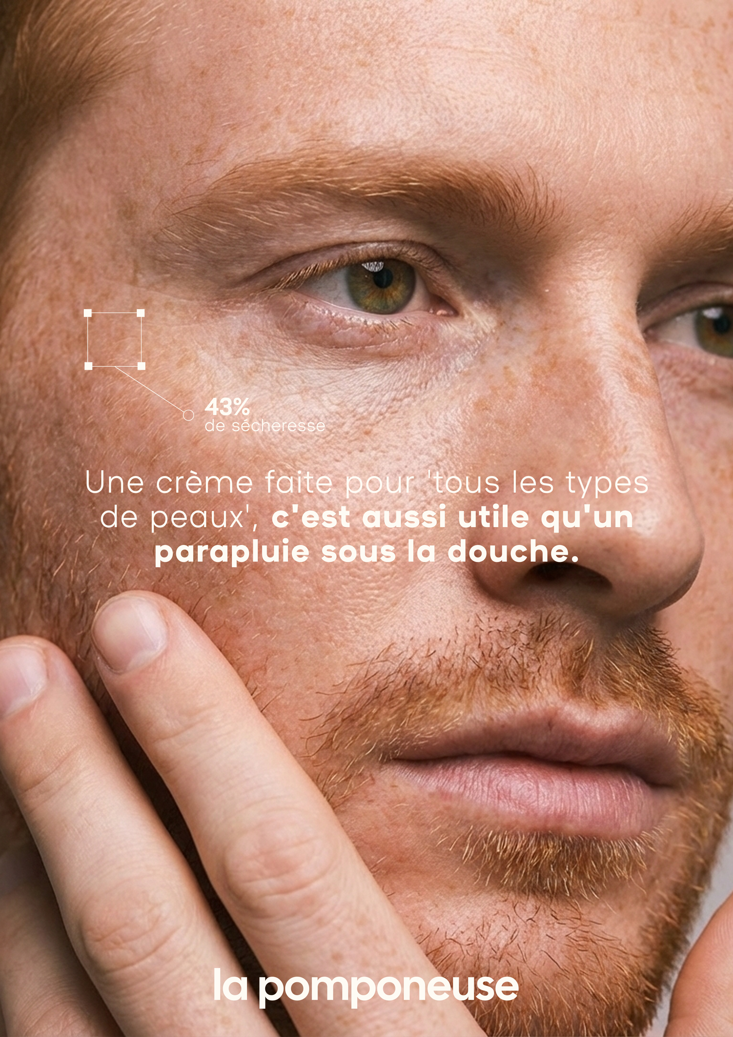 Gros plan du visage d'un homme, mettant en évidence la texture de sa peau et ses pores, une main touche son visage. Texte en français mentionnant un produit pour tous les types de peau, avec une comparaison à un parapluie sous la douche.