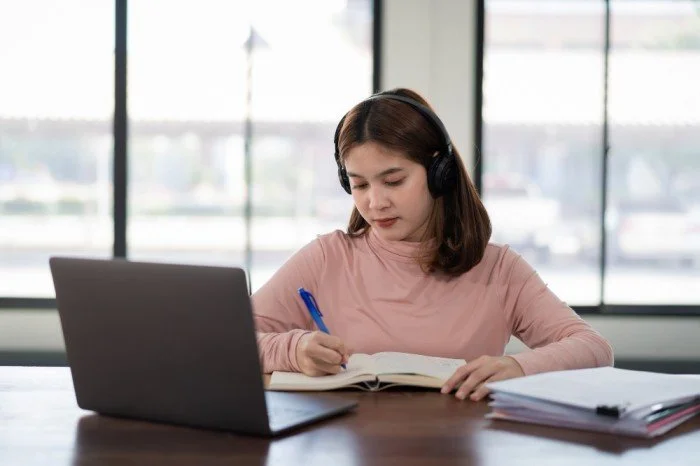Top Benefits of Choosing an Online IB English Tutor for Exam Prep