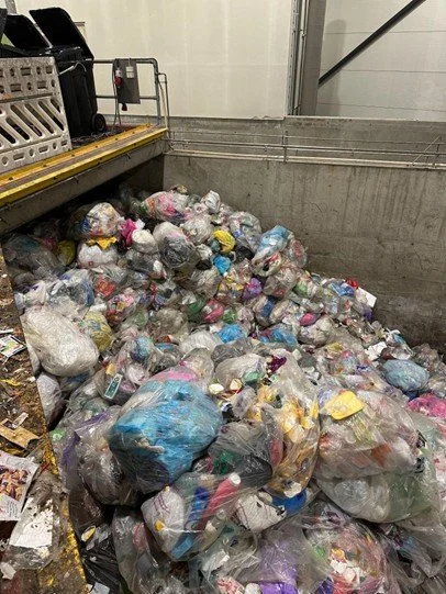 Kildesortert plastemballasje fra innbyggere i Drammensregionen. Plasten legges i gjennomsiktige  plastsekker som hentes hjemme hos innbyggerne hver fjerde uke. 