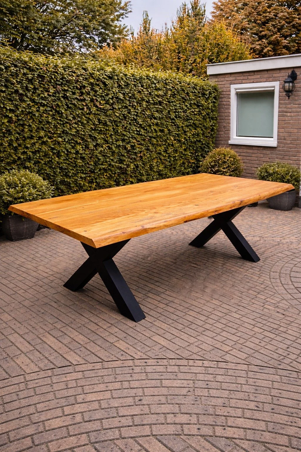 Buitentafel met stalen onderstel