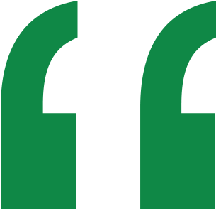 Zwei große grüne Anführungszeichen auf schwarzem Hintergrund