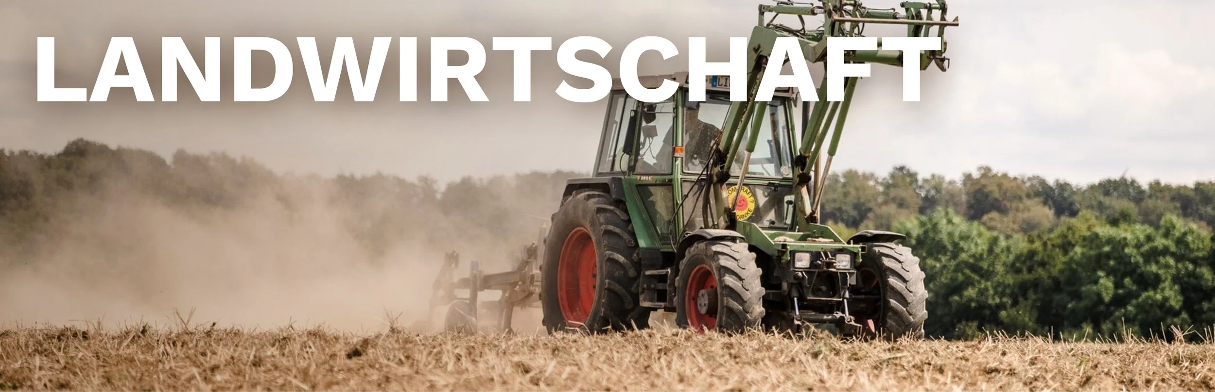 Landwirtschaftlicher Traktor auf einem Feld mit Staub, im Hintergrund Bäume, großes weißes Textoverlay mit dem Wort "LANDWIRTSCHAFT".