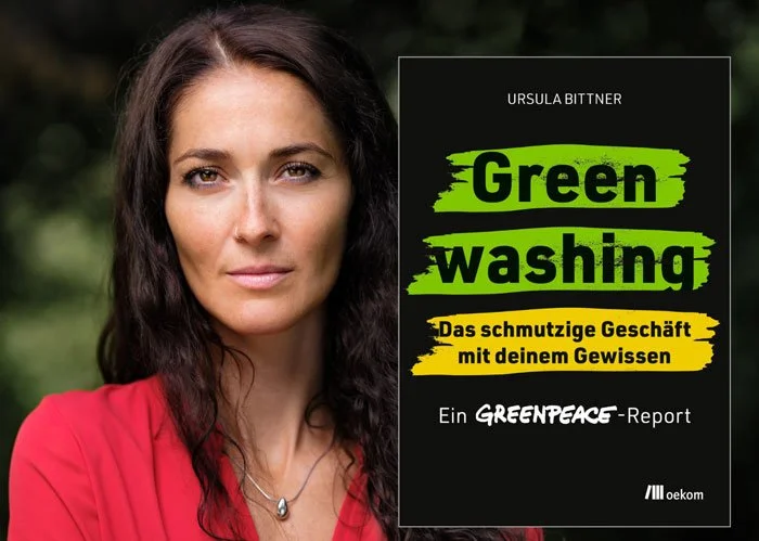 Porträt einer Frau mit dunklen, gewellten Haaren, trägt ein rotes Oberteil, im Hintergrund unscharfer grüner Wald, neben einem Buch mit Titel 'Green Washing', das von Greenpeace ist.