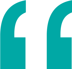 Zwei große, turquoise farbene Anführungszeichen.