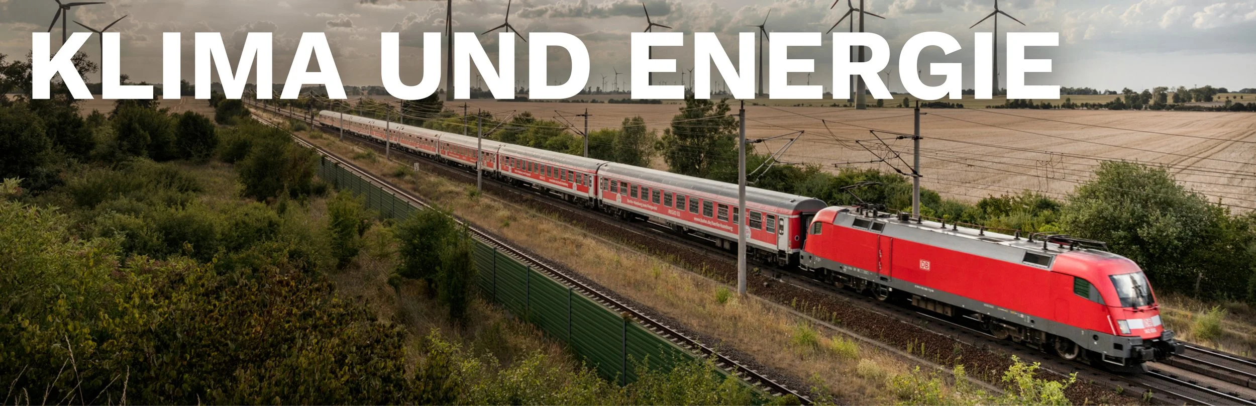 Ein Zug fährt entlang einer Bahnstrecke durch die Landschaft, mit Windkraftanlagen im Hintergrund und Wolken am Himmel. Der Text "KLIMAWANDEL UND ENERGIE" ist in großen weißen Buchstaben über der Szene platziert.