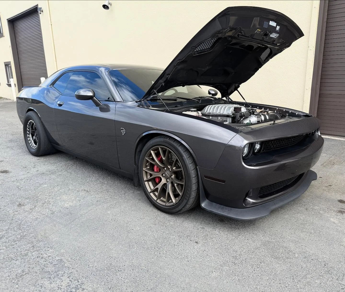 Stock hellcat challenger in for our 900hp package which consist of a dual pump fuel system, SDG Hellephant Killer snout, Kong 108mm Throttle Body, wild Mighty Mouse catch can, id300 fuel injectors,rear differential brace, stage 2 built transmission a