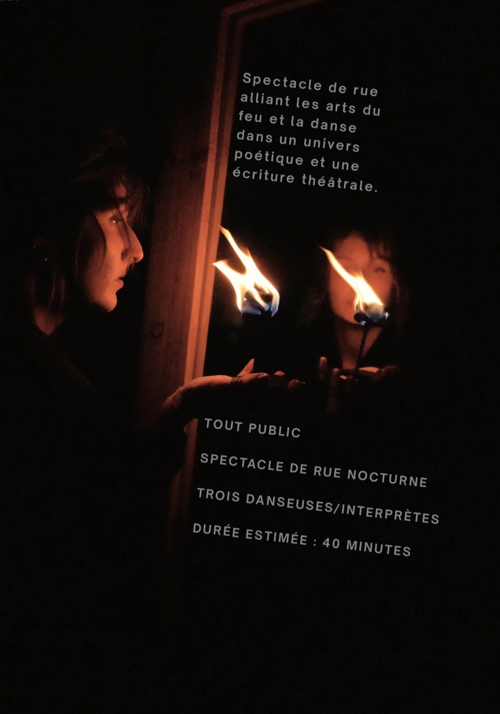 Une affiche promotionnelle pour un spectacle de rue nocturne avec trois danseuses utilisant des torches enflammées. La photo montre deux personnes en train de manipuler des torches avec des flammes visibles. Le texte indique que le spectacle est ouvert à tous, dure environ 40 minutes, et met en scène trois danseuses ou interprètes.