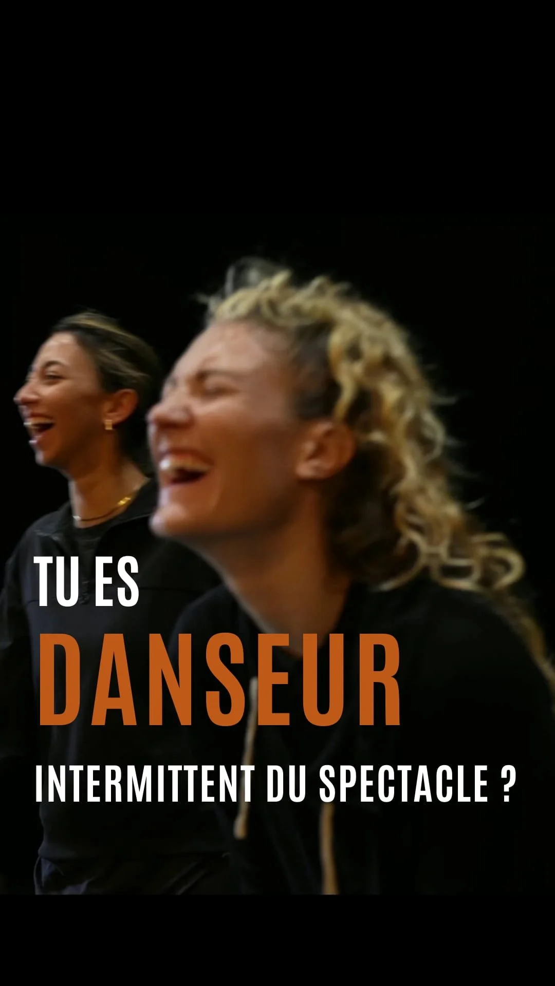 Deux femmes souriantes en costume de danse, texte en français: "Tu es danseur intermittent du spectacle ?"