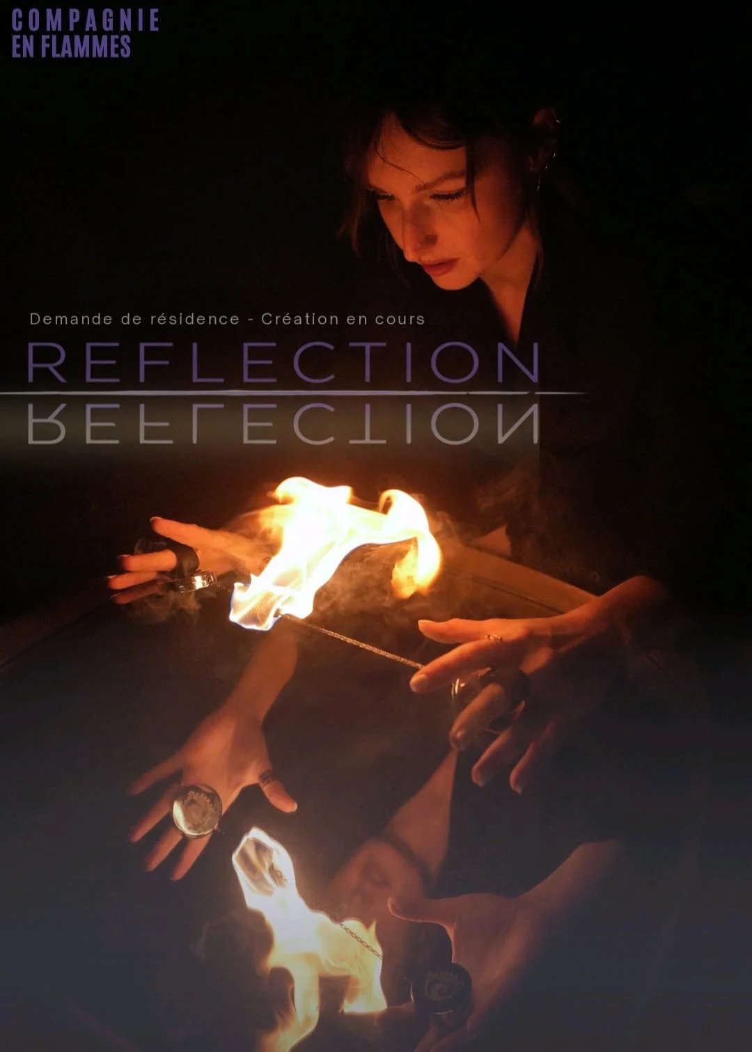 Une jeune femme regarde une flamme en ébullition sur une surface reflective, avec des mains visibles manipulant une flamme ou un objet enflammé, dans un contexte artistique ou créatif.