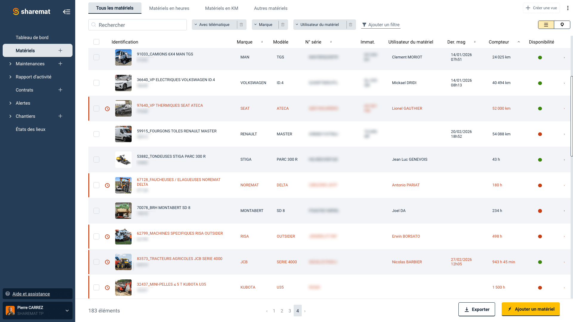 Capture d'écran d'un logiciel de gestion de matériel avec une liste d'équipements, incluant des camions, voitures, machines, et outils, avec des détails comme marque, modèle, numéro de série, utilisateur, dates, kilométrage ou heures d'utilisation, et disponibilité.