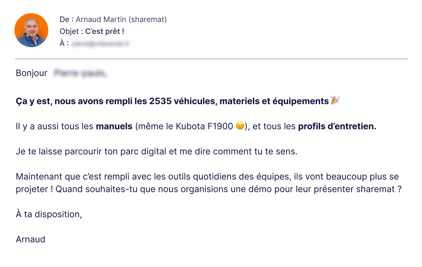 Capture d'écran d'un courriel en français contenant un message de Arnaud Martin, avec sa photo en haut à gauche, un objet 'C'est prêt!', et du texte de présentation.