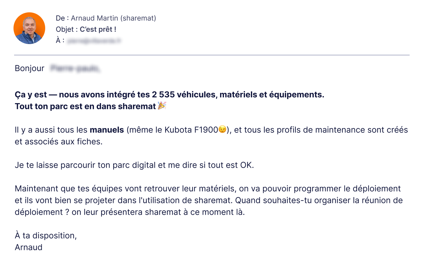 Capture d'écran d'un email avec une photo d'un homme souriant en haut à gauche, texte en français mentionnant l'intégration de véhicules, matériels et équipements, ainsi que des manuels et profils de maintenance, avec des emojis comme une confettis et un visage souriant.